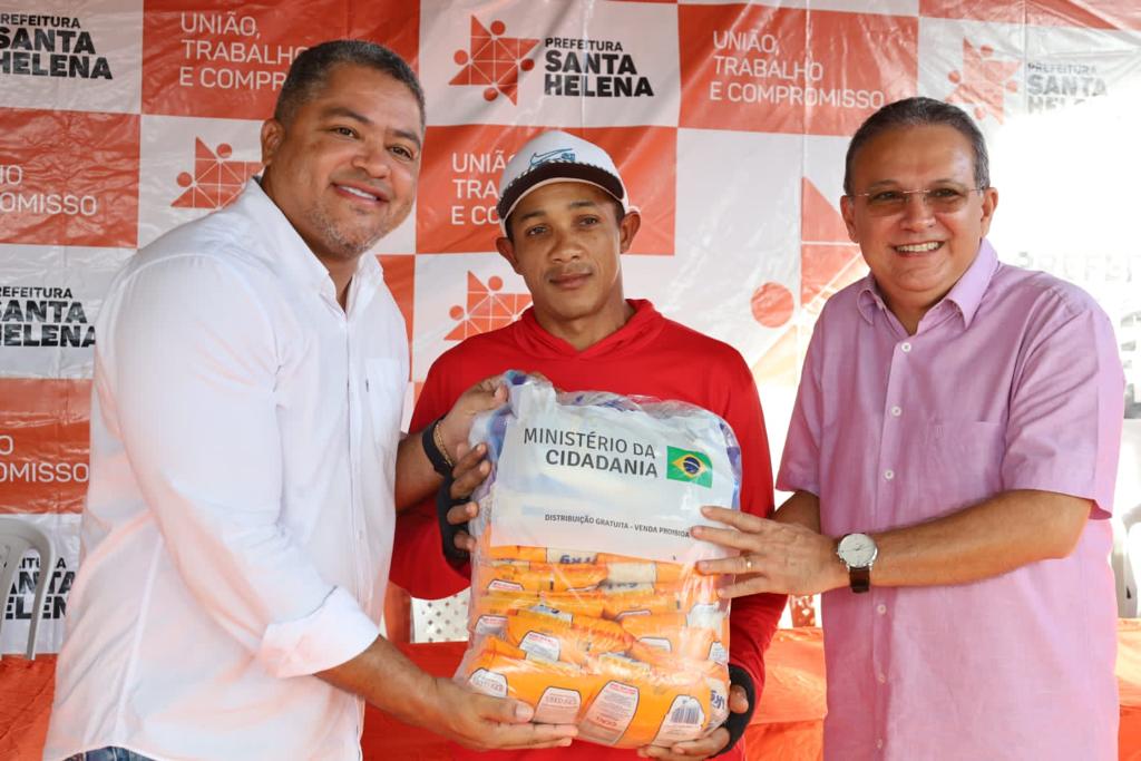 Leia mais sobre o artigo *PREFEITO ZEZILDO ALMEIDA SEGUE INCANSÁVEL NA MISSÃO DE ATENDER AQUELES QUE MAIS PRECISAM. DESSA VEZ DISTRIBUIU 4.000 CESTA BÁSICAS PARA ATENDER FAMÍLIAS EM SITUAÇÃO DE VULNERABILIDADE*