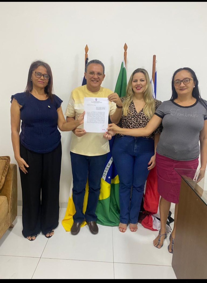 Leia mais sobre o artigo *A Prefeitura de Santa Helena, realizou  hoje 27/02, o repasse de verba para a APAE  do Município.*  *A verba vai custear a prestação de serviços, nas áreas da saúde, educação, capacitação profissional e inclusão social em prol das pessoas com deficiência. Além de apoio e orientação a familiares.*  *Estiveram presentes na solenidade as representantes da entidade: Srª Benedita Lobato, Dra. Laurine Lobato e Srª Anaclan Santos.*