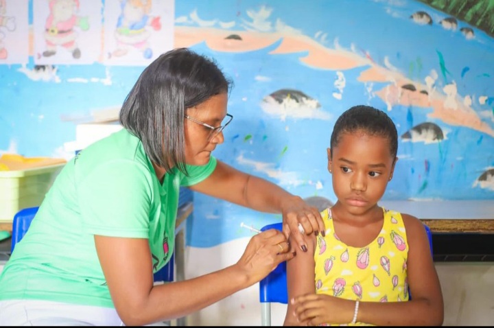 Leia mais sobre o artigo *Prefeitura de Santa Helena segue a todo vapor na vacinação contra a COVID-19.*          *Seguimos com a campanha de vacinação contra a Covid-19, que protege contra a cepa original e todas as variantes do coronavírus.*  *As comunidades de Vila Nova, Imperial, Mendes e Bacabal já receberam as doses da vacina. Fique atento aos prazos e proteja-se!* 😉  *#ZezildoAlmeida* *#SantaHelena* *#Saúde*