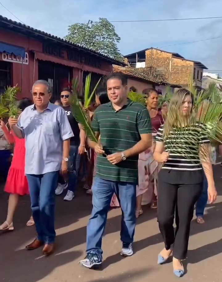 Leia mais sobre o artigo *Fiéis católicos se reuniram no domingo em grande procissão para celebrarem a abertura da Semana Santa em Santa Helena-MA*