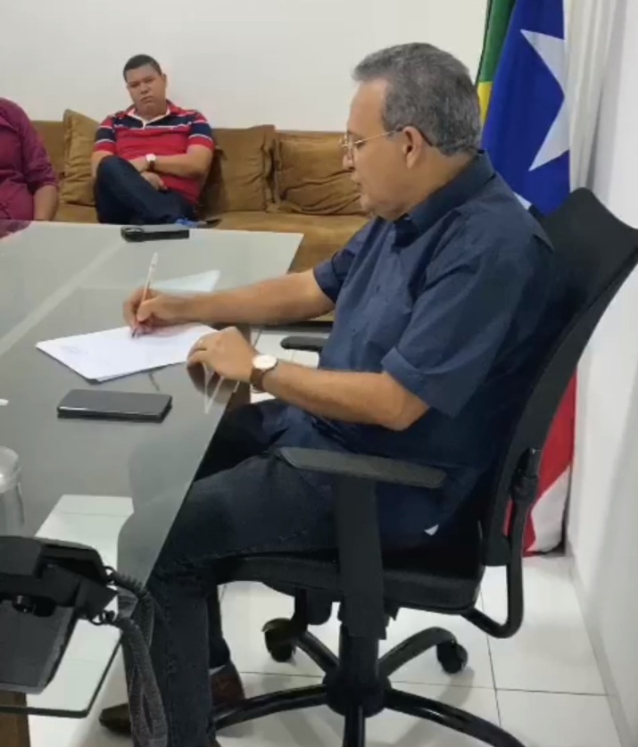 Leia mais sobre o artigo *O Prefeito Zezildo Almeida assinou nesta quarta-feira (18), o termo que confirma a participação do município de Santa Helena- MA, nos Jogos Escolares Maranhenses 2023 – JEM’s.*