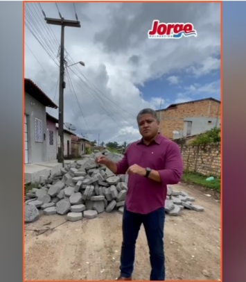 Leia mais sobre o artigo *Obras de pavimentação em bloquetes e instalação de meios-fios realizadas em parceria com o Governo do Estado, são vistoriadas pelo Vereador Jorge Malhadeira, e seguem a todo pavor pelas ruas de Santa Helena-MA.*