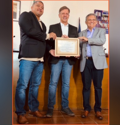 Leia mais sobre o artigo Santa Helena representada na pessoa do Prefeito Zezildo Almeida, reuniu ontem em grande evento, representantes Políticos Locais a Comunidade para homenagear o Ilustríssimo Deputado Federal Aluisio Mendes e posteriormente entrega de obra e materiais nas comunidades do município.