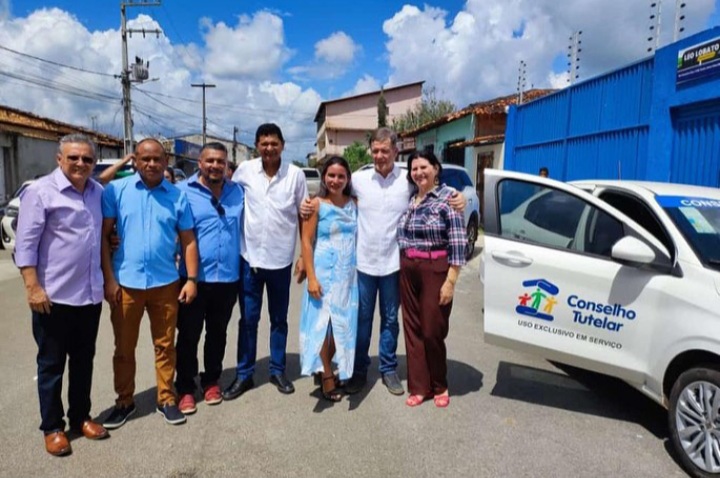 Leia mais sobre o artigo *O prefeito Zezildo Almeida e o Deputado Federal Aluisio Mendes entregam um automóvel e mais computadores ao Conselho Tutelar do Município de Santa Helena-MA.*