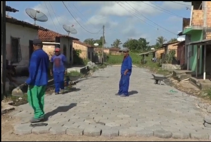 No momento, você está visualizando *A Prefeitura de Santa Helena-MA em parceria com o Governo do Estado segue instalando bloquetes e meios-fios de concreto nas ruas da cidade.*