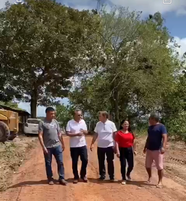 Leia mais sobre o artigo *A partir da emenda do parlamentar Aluísio Mendes que beneficiou o Município de Santa Helena, está sendo priorizado a pedido da população a recuperação da estrada que liga os povoados Apaga Fogo ao Porto dos Macacos.*