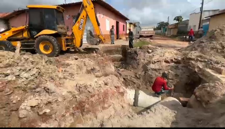 Leia mais sobre o artigo *A segunda etapa da obra de drenagem profunda, executada em parceria com o Governo do Estado – SINFRA, volta a todo vapor depois das chuvas no bairro da Boa Esperança, Santa Helena-MA.*