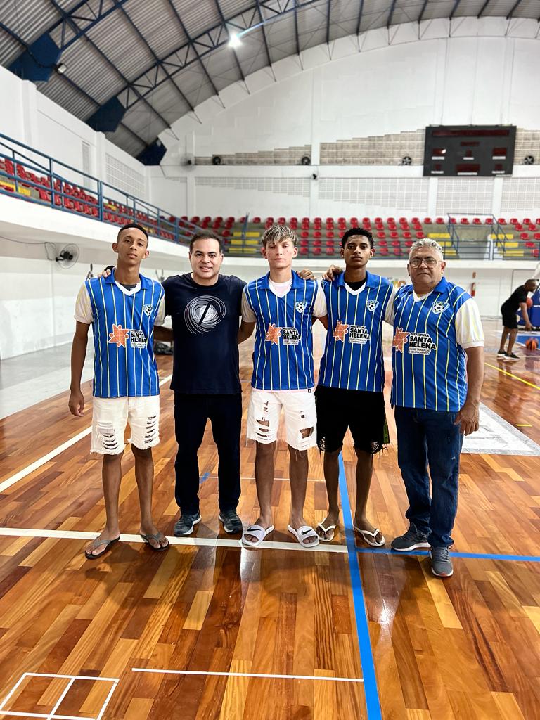 Leia mais sobre o artigo *Prefeitura de Santa Helena representada pelo vice-prefeito Joãozinho Pavão e o incansável Secretário de Esportes Joãozinho Peixoto, apoiaram jovens helenenses que foram selecionados para segunda etapa da peneira tubarãozinho do Sampaio Correia para o grupo Sub 19. Em destaque os atletas classificados: Carlos Vitor, Waryston e Marquinhos.*