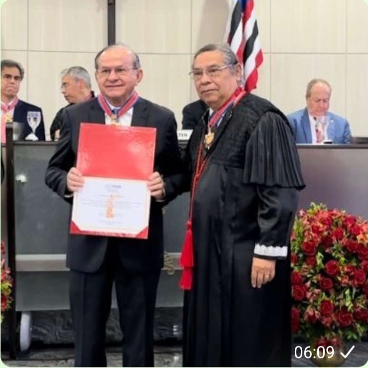 Leia mais sobre o artigo *Ontem dia 1⁰/11 foi o dia da entrega das medalhas Cândido Mendes aos ilustres homenageados no Tribunal de Justiça do Maranhão*  *Na ocasião, o helenense Conselheiro e Vice-presidente do Tribunal de Contas do Estado João Jorge Pavão recebeu sua medalha.*  *A homenagem muito honrosa concedida ao Conselheiro Pavão de certa forma também é dos helenenses dessa terra querida, amada e que ele nunca esquece*  *Parabéns, Conselheiro!*