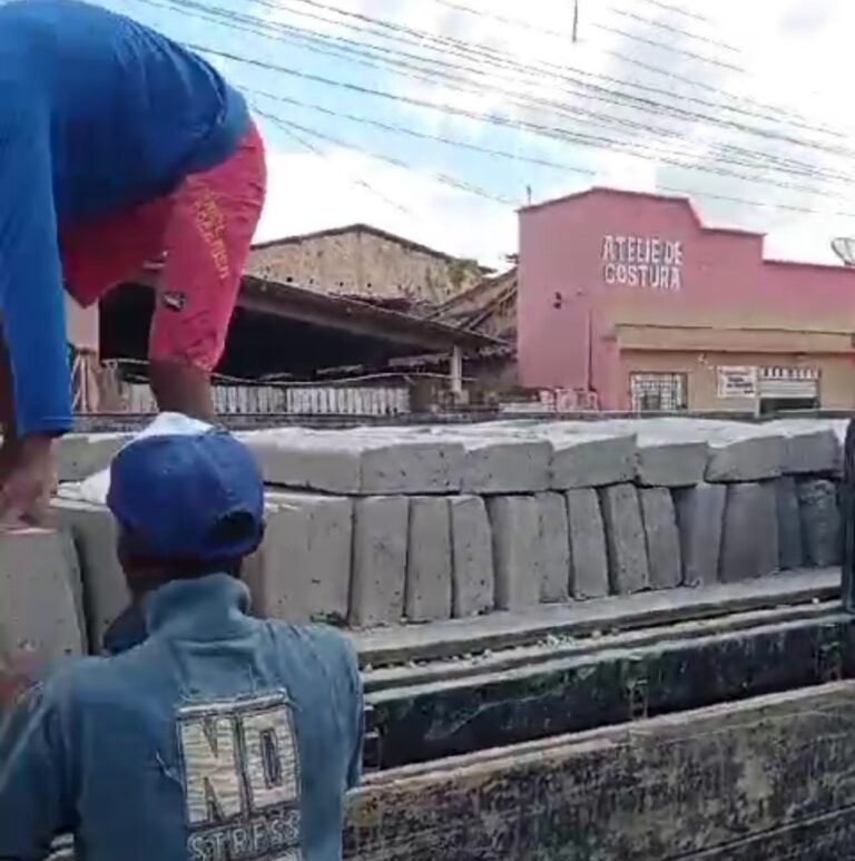 Leia mais sobre o artigo *Com a chegada dos bloquetes para construção do meio fio, Prefeitura de Santa Helena da continuidade as obras para pavimentação em área de drenagem profunda.*