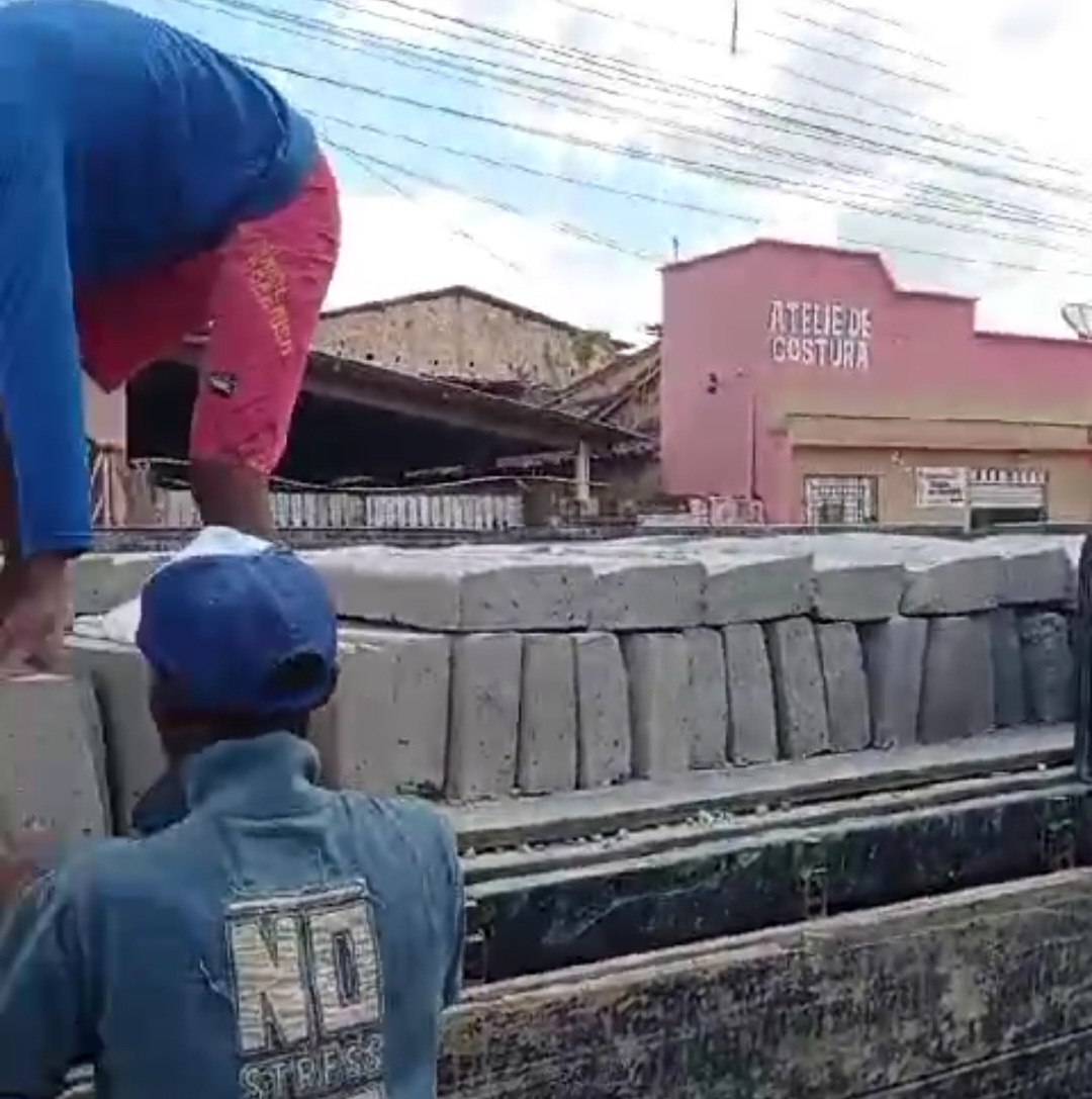 No momento, você está visualizando *Com a chegada dos bloquetes para construção do meio fio, Prefeitura de Santa Helena da continuidade as obras para pavimentação em área de drenagem profunda.*