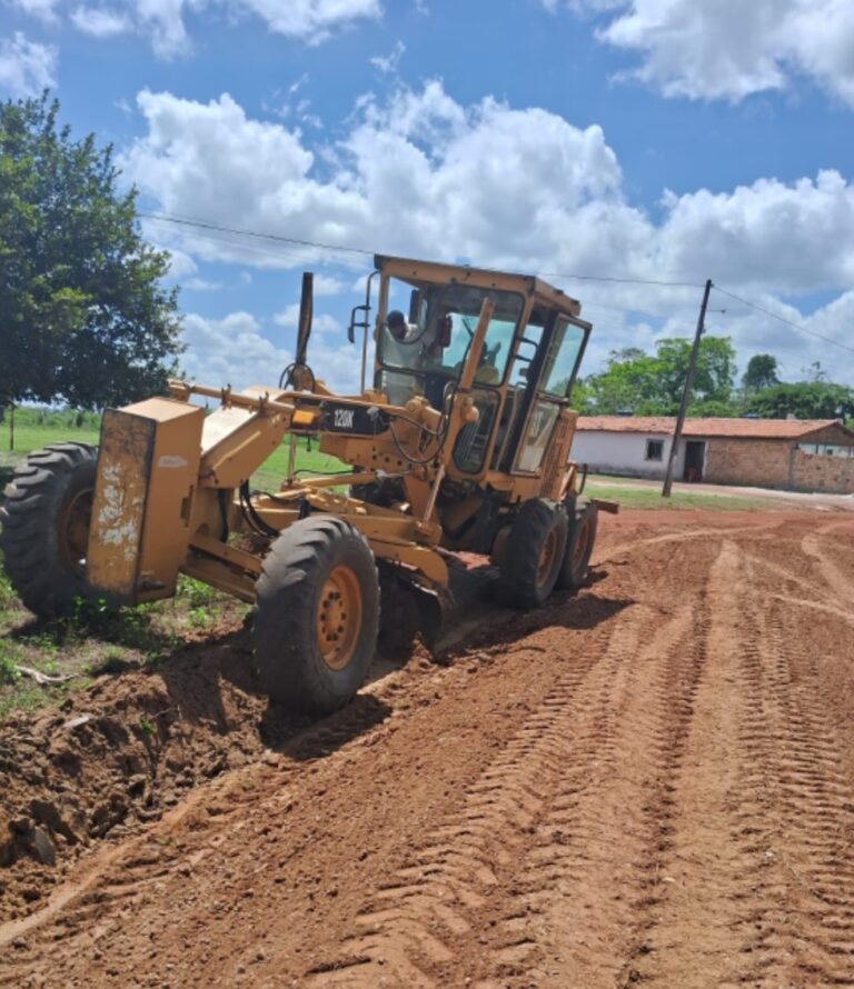 Leia mais sobre o artigo *Prefeitura de Santa Helena recupera estradas na zona rural do município, melhorando a trafegabilidade no povoado Plantas*