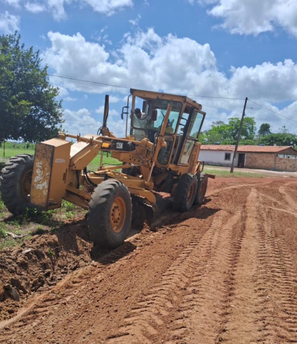 Leia mais sobre o artigo *Prefeitura de Santa Helena recupera estradas na zona rural do município, melhorando a trafegabilidade no povoado Plantas*