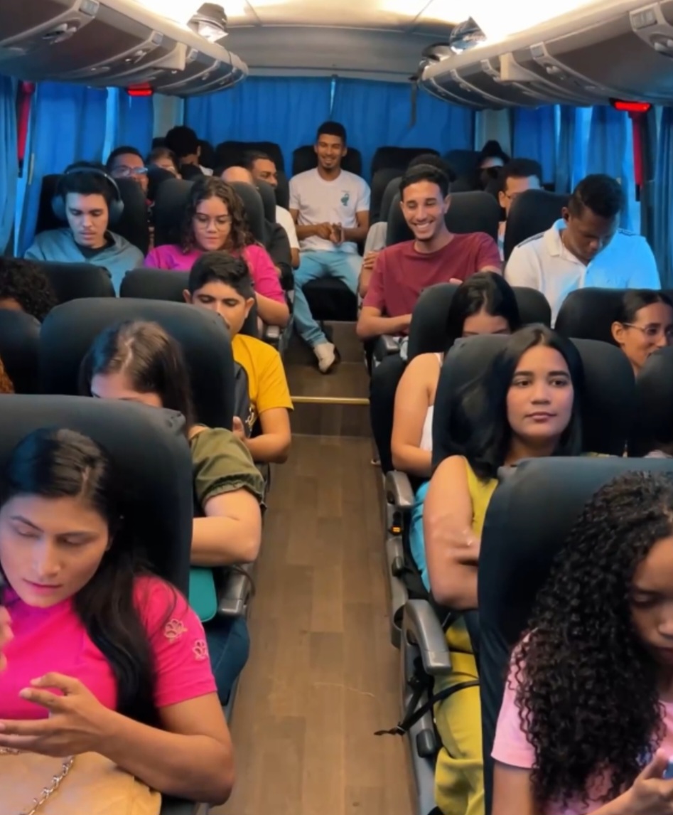 No momento, você está visualizando *Prefeito Zezildo Almeida, um gestor inovador, disponibiliza transporte 100% gratuito aos estudantes Universitários helenense*