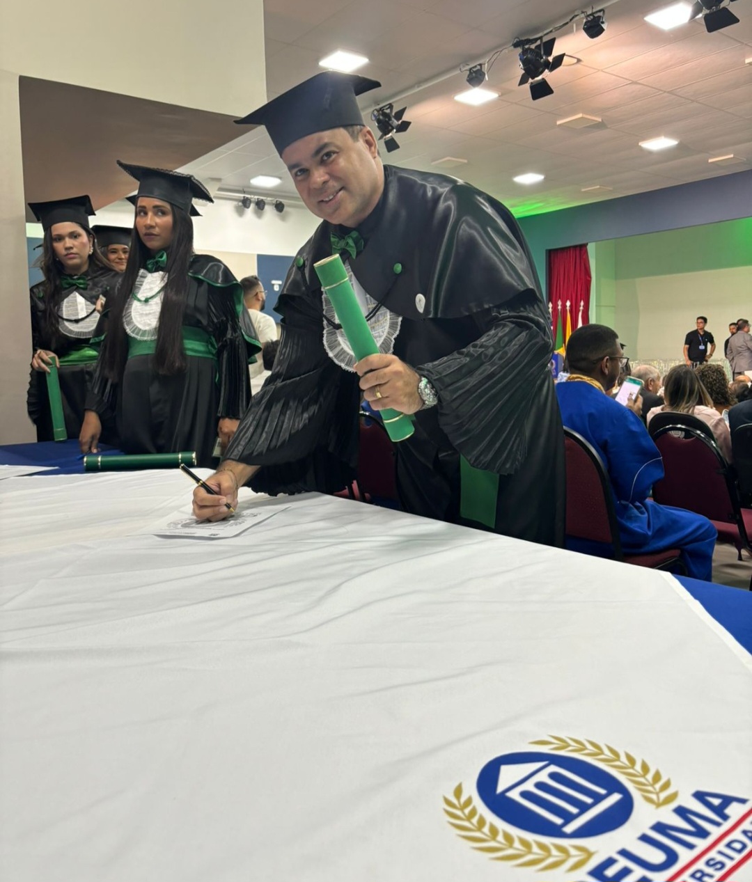 Leia mais sobre o artigo *Orgulho da família e dos helenenses, o advogado e vice-prefeito Joãozinho Pavão cola hoje, mais um grau acadêmico; dessa vez em Medicina*