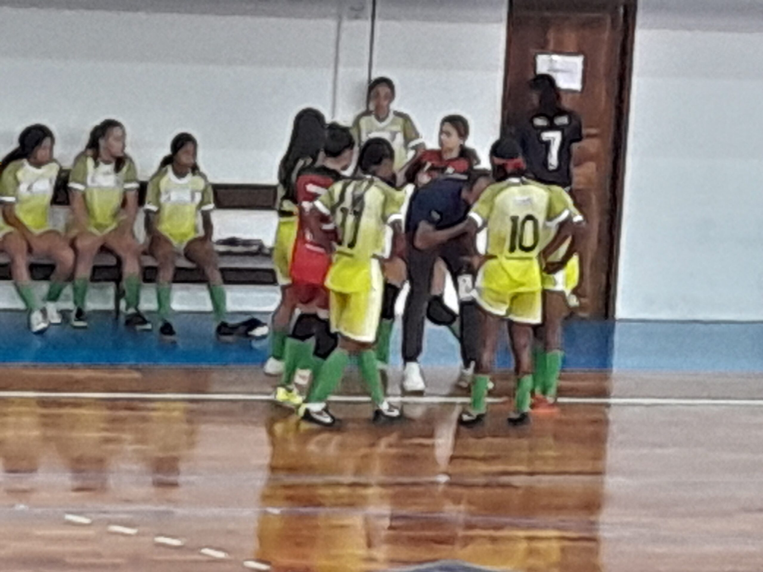 Leia mais sobre o artigo *As guerreiras da Seleção feminina de FUTSAL juvenil helenense que jogam no JEMs, por pouco não ganharam a partida.*