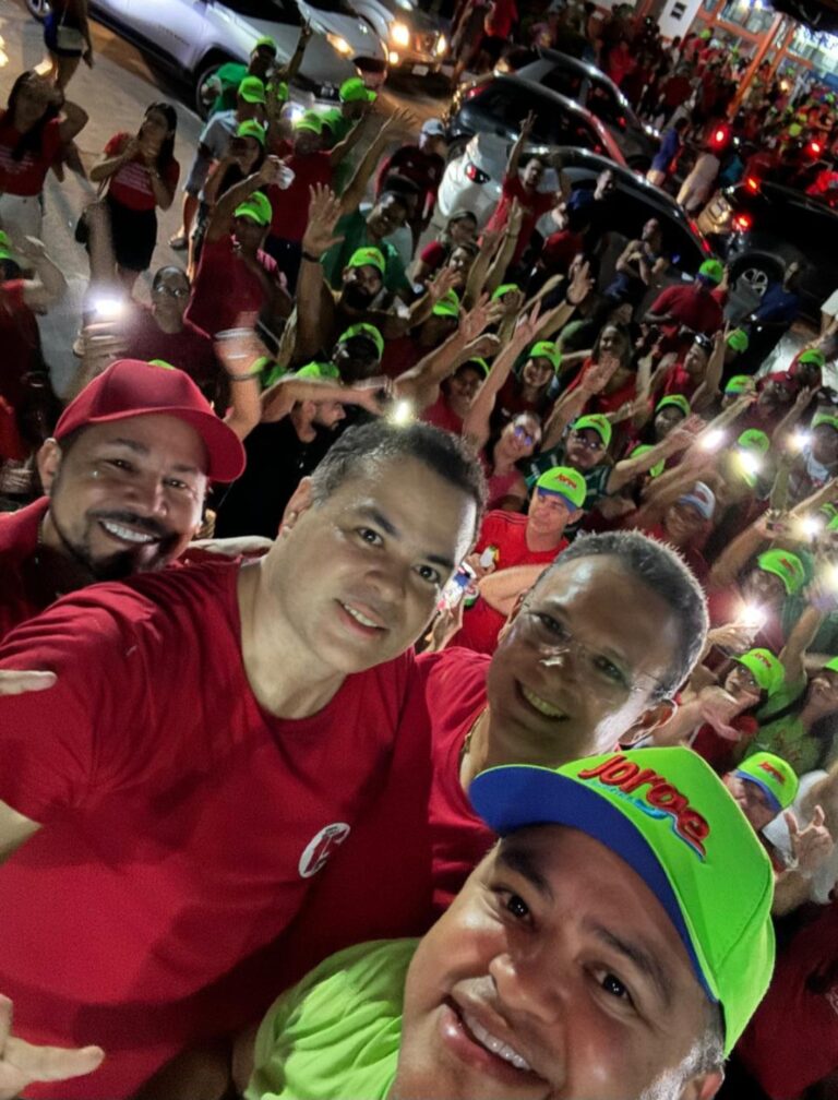 Leia mais sobre o artigo *A Coligação A Força do Povo 15 encabeçada por Joãozinho Pavão e Jurandi Mendonça mostram sua força no maior adesivaço já registrado na história de Santa Helena-MA*