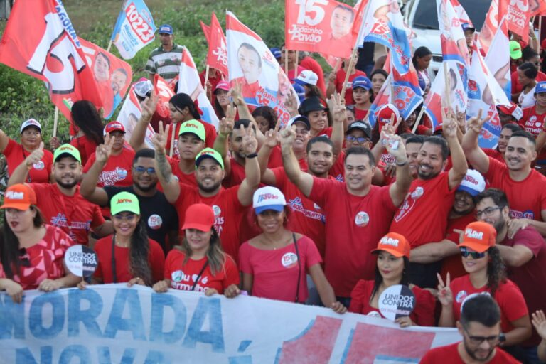 Leia mais sobre o artigo *Gigantesca multidão lota as ruas da Morada Nova durante caminhada histórica liderada por Joãozinho Pavão e Jurandi Mendonça.*
