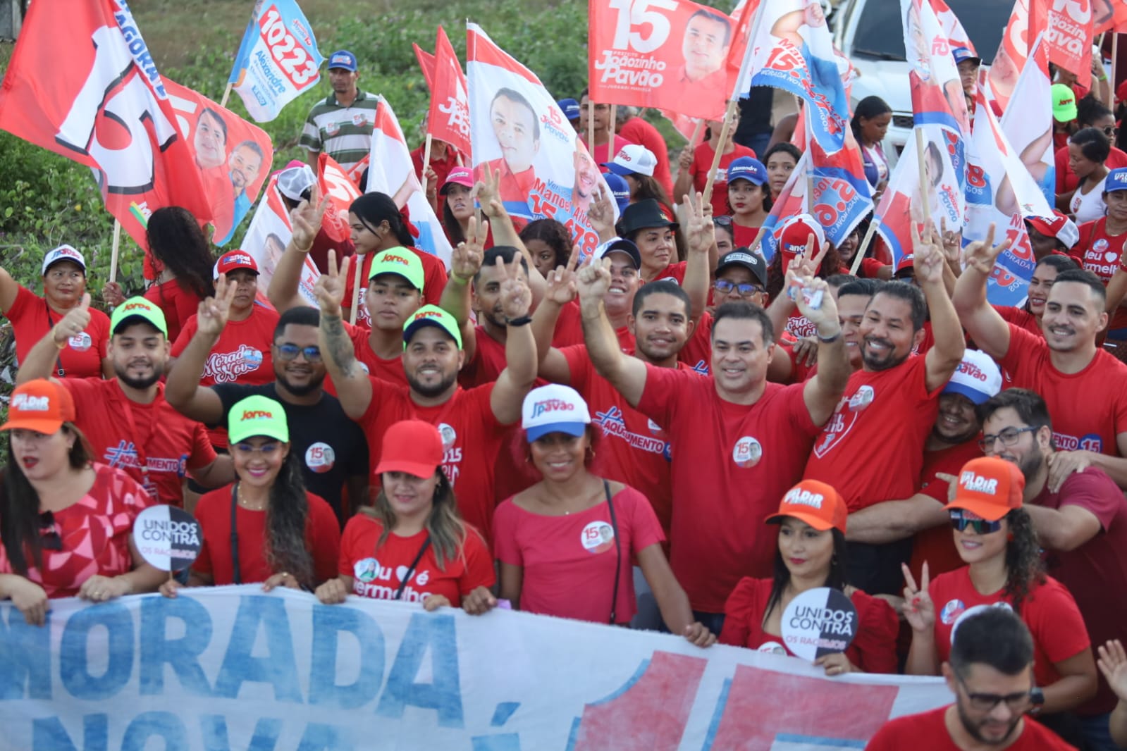 Leia mais sobre o artigo *Gigantesca multidão lota as ruas da Morada Nova durante caminhada histórica liderada por Joãozinho Pavão e Jurandi Mendonça.*