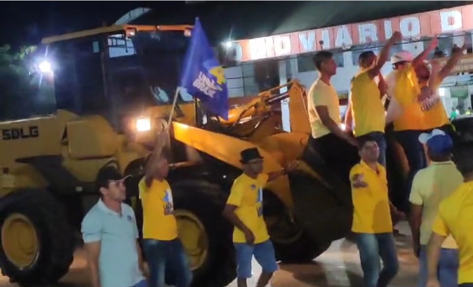 No momento, você está visualizando *Josinaldo Moraes e seu grupozinho de meia dúzia de pessoas apelam para uso de Máquina Agricola em via pública durante a noite e se consagra com seu ‘BANDEIRACINHO’ em mais um fracasso retumbante*