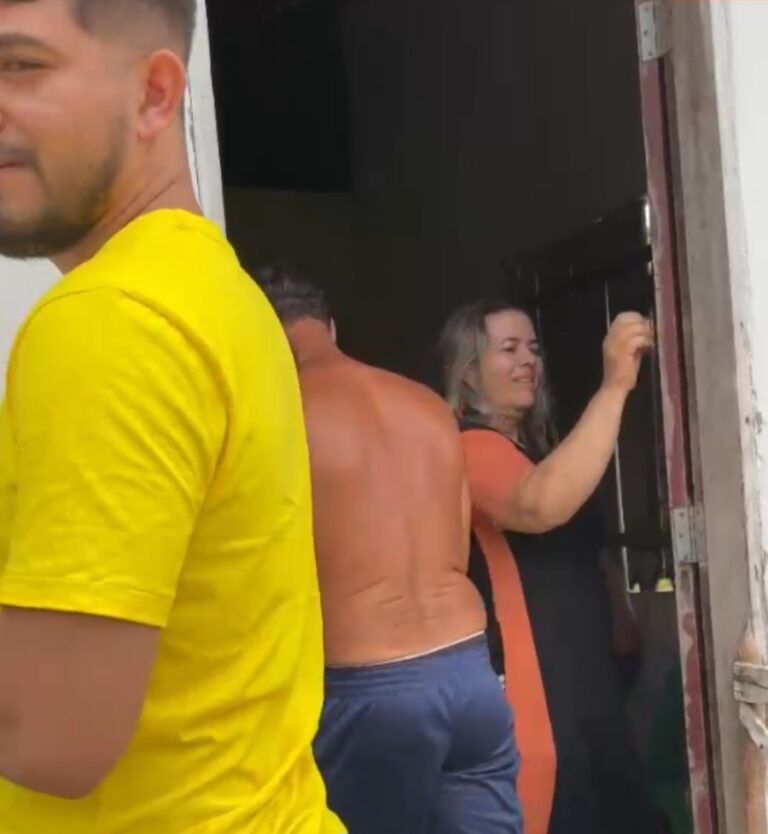 Leia mais sobre o artigo *Em ato de covardia e desespero, a oposição helenense ataca rasgando material da campanha de Joãozinho Pavão 15.*