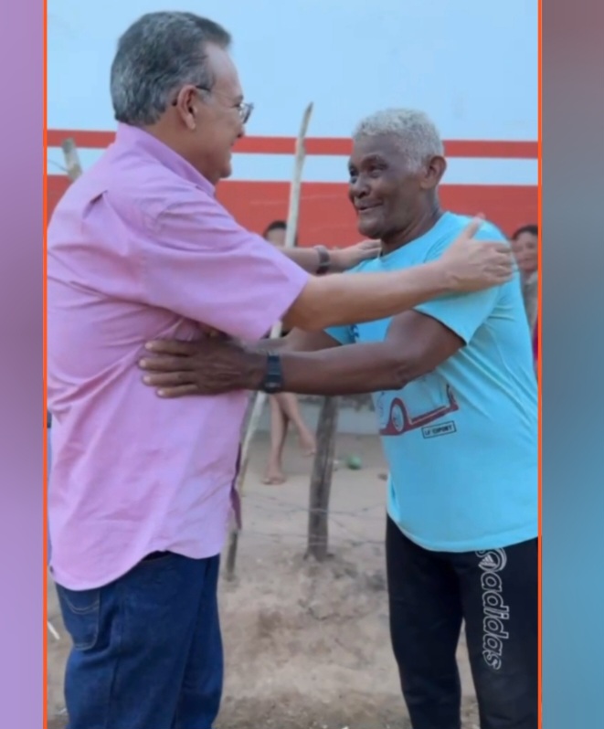 No momento, você está visualizando *O trabalho não para: Prefeito Zezildo Almeida vistoria obra de infraestrutura de estrada que liga povoados no município de Santa Helena-MA*