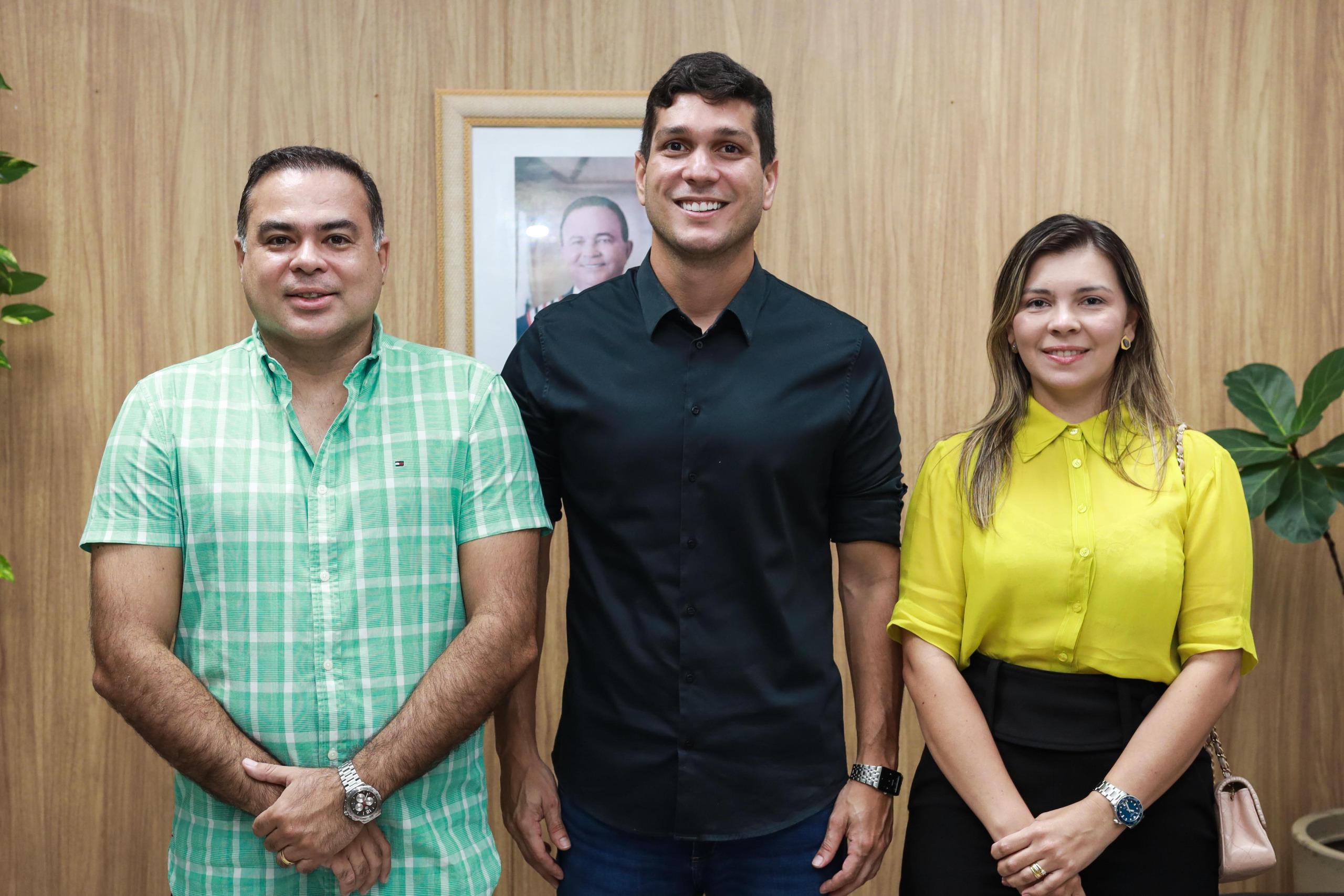 Leia mais sobre o artigo *Prefeito Joãozinho Pavão e a Primeira Dama Flaviana Pavão, realizam visita a Secretaria de Saúde de Estado visando benefícios em saúde ao município de SantaHelena-MA.*