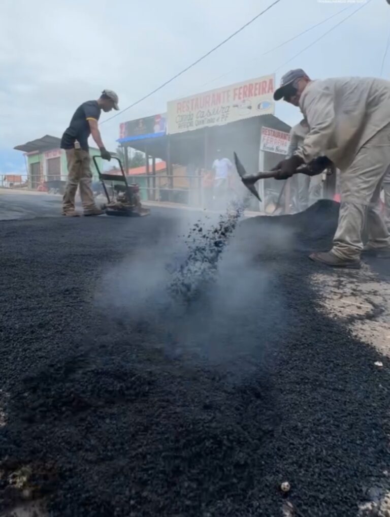 Leia mais sobre o artigo *Operação Tapa-Buracos, em parceria com o Governo do Estado, chegou a Santa Helena-MA. Com isso, o Prefeito Joãozinho Pavão vai garantir melhoras na infraestrutura e segurança  no município.*