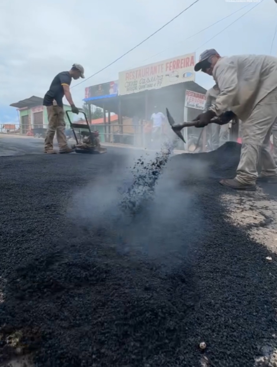 Leia mais sobre o artigo *Operação Tapa-Buracos, em parceria com o Governo do Estado, chegou a Santa Helena-MA. Com isso, o Prefeito Joãozinho Pavão vai garantir melhoras na infraestrutura e segurança  no município.*