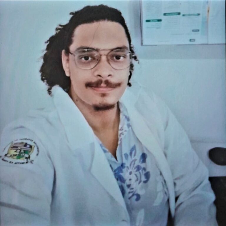 Leia mais sobre o artigo Hoje é um dia especial pra mim e toda nossa família. Esse homem que pra mim será sempre minha criança, completa 28 anos. É um orgulho a todos nós, superou muitos obstáculos durante sua caminhada e hoje é Médico Veterinário. Quanto orgulho tenho de você meu filho. Que Deus em sua infinita grandeza lhe proteja por toda vida. Amo você.  Parabéns! Arthur Fonseca.