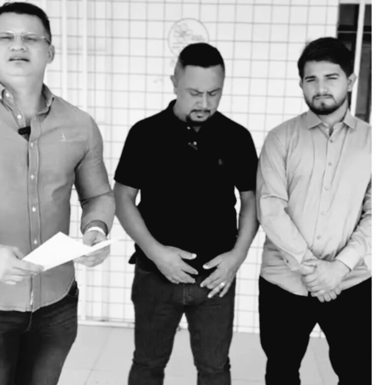 Leia mais sobre o artigo *Vereadores de oposição helenense, Brás Amaral, Márcio Dez e Victor, mais uma vez se unem para prejudicar a população e atrapalham a contratação de funcionários que deveriam suprir demandas de serviços em vários setores do município.*