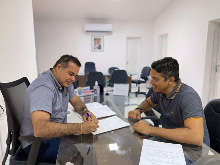 Leia mais sobre o artigo *Prefeito Joãozinho Pavão assinou os termos de posse da segunda chamada do Concurso Público de Santa Helena-MA. Parabéns aos felizardos.*