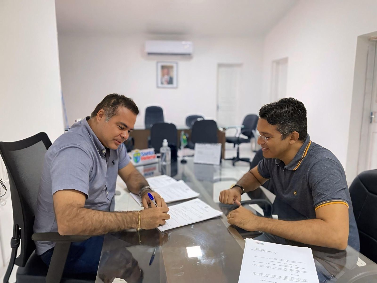 No momento, você está visualizando *Prefeito Joãozinho Pavão assinou os termos de posse da segunda chamada do Concurso Público de Santa Helena-MA. Parabéns aos felizardos.*
