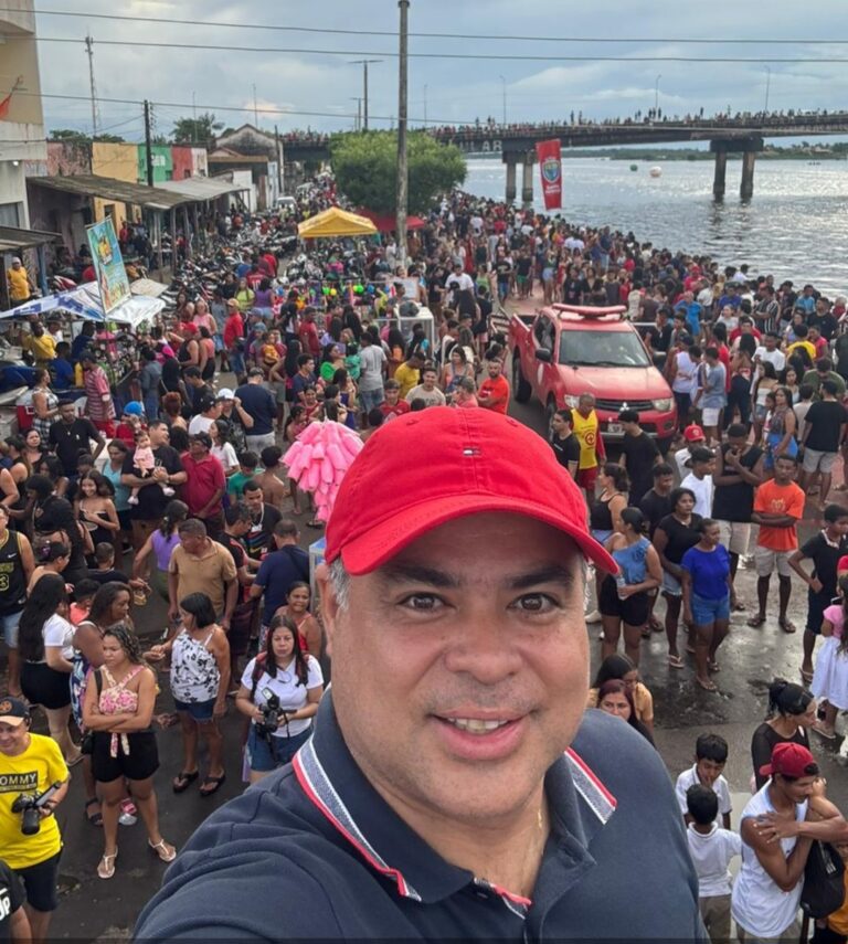 Leia mais sobre o artigo *O carismático Prefeito Joãozinho Pavão, reuniu milhares de pessoas  para a tradicional celebração de Domingos de Ramos na avenida Beira Rio que marcou o início do calendário da Semana Santa na cidade. O evento foi um sucesso.*