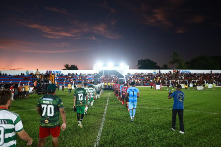 Leia mais sobre o artigo *O maior Campeonato de Futebol da Baixada, que acontece em Santa Helena, tem abertura com a participação de 20 times da 1ª e 2ª divisão. O evento promete a maior premiação da história.*
