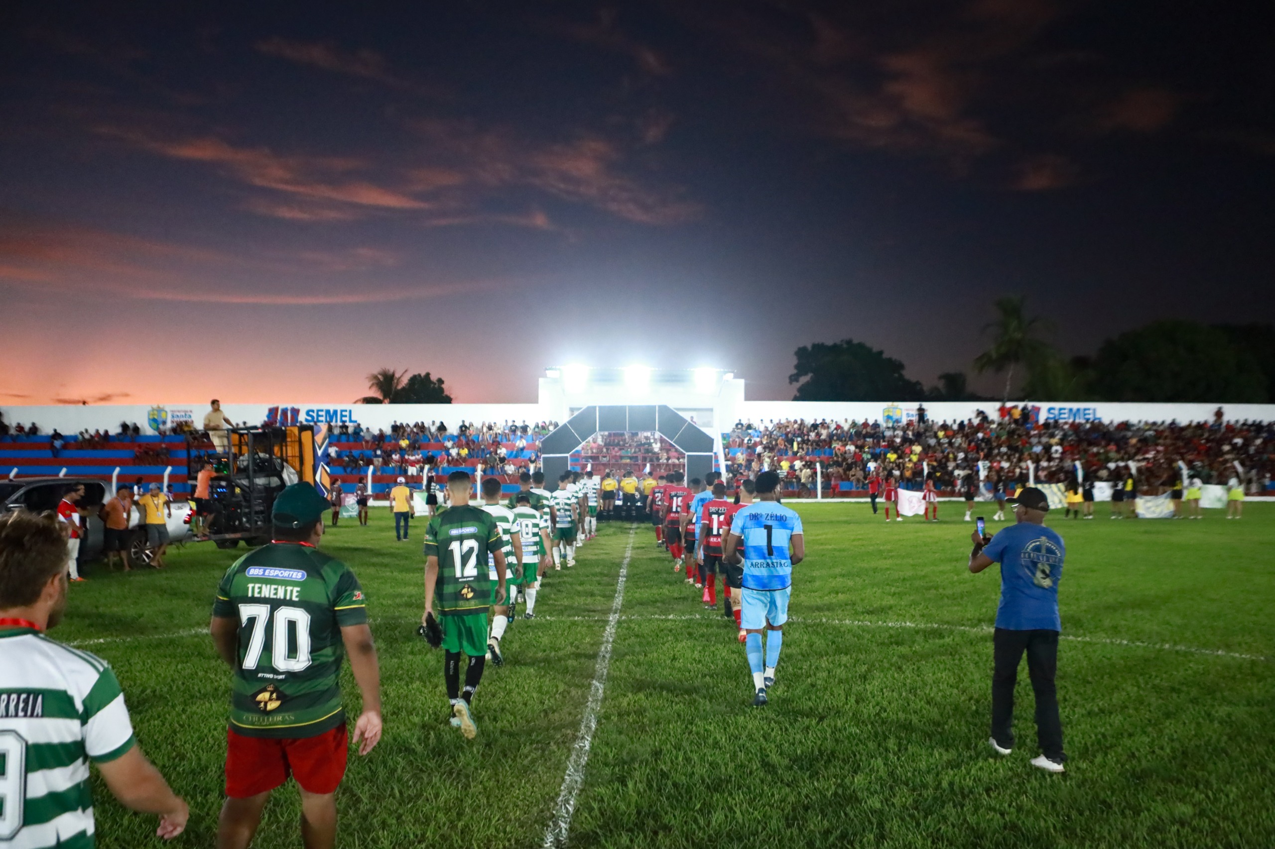 No momento, você está visualizando *O maior Campeonato de Futebol da Baixada, que acontece em Santa Helena, tem abertura com a participação de 20 times da 1ª e 2ª divisão. O evento promete a maior premiação da história.*