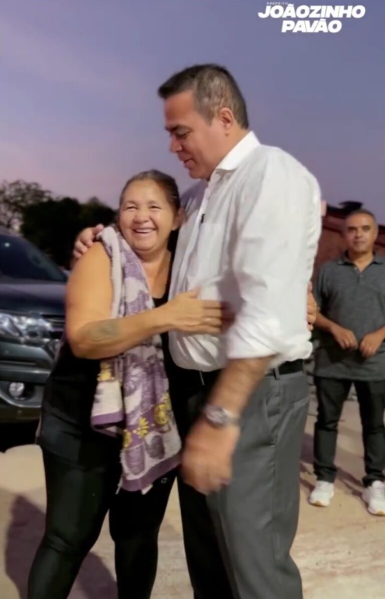 Leia mais sobre o artigo *Em visita as obras de Iluminação de LED e bloquetes no bairro das  40,  Prefeito Joãozinho Pavão é bem recebido por moradores e agradece a receptividade de todos.*