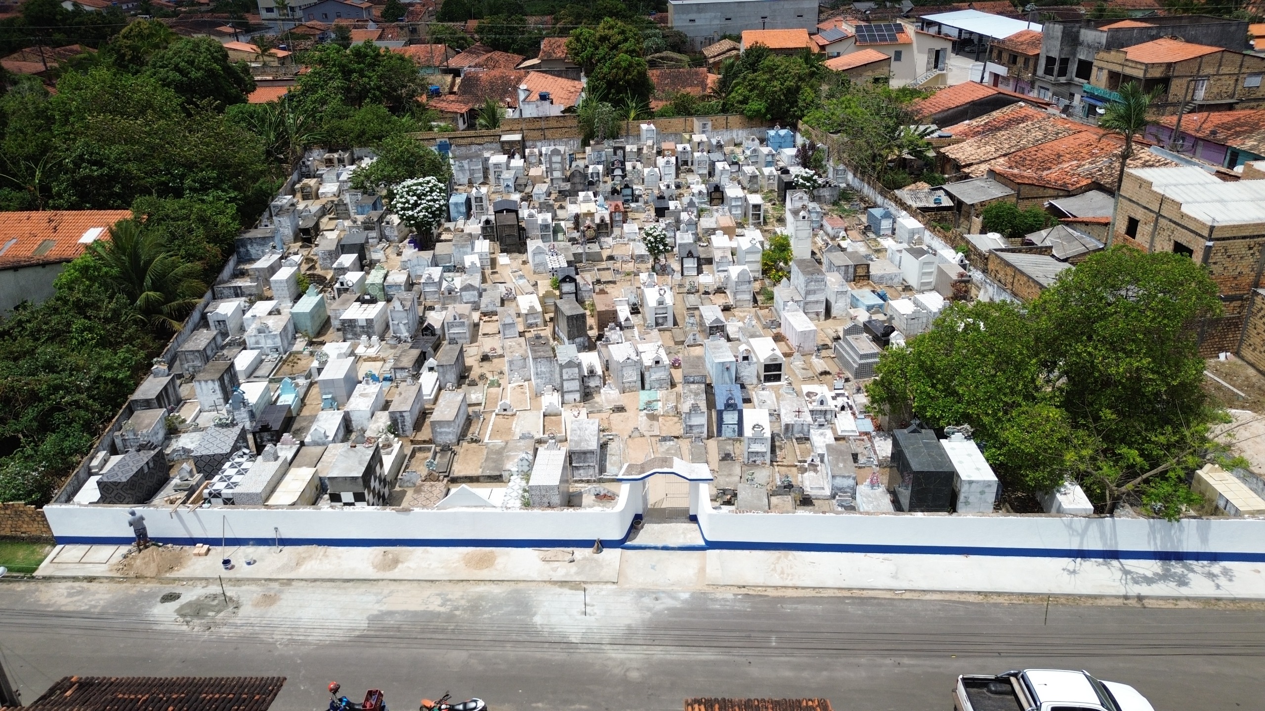 No momento, você está visualizando *Prefeitura realiza mutirão de limpeza e pintura nos cemitérios de Santa Helena*