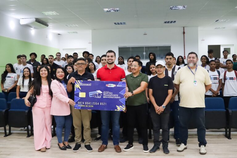 Leia mais sobre o artigo 🎓 *Prefeitura e Governo do Estado entregam Cartões do Transporte Universitário*. *Iniciativa garante mais oportunidades para estudantes helenenses seguirem firmes na jornada acadêmica*. 💳✨