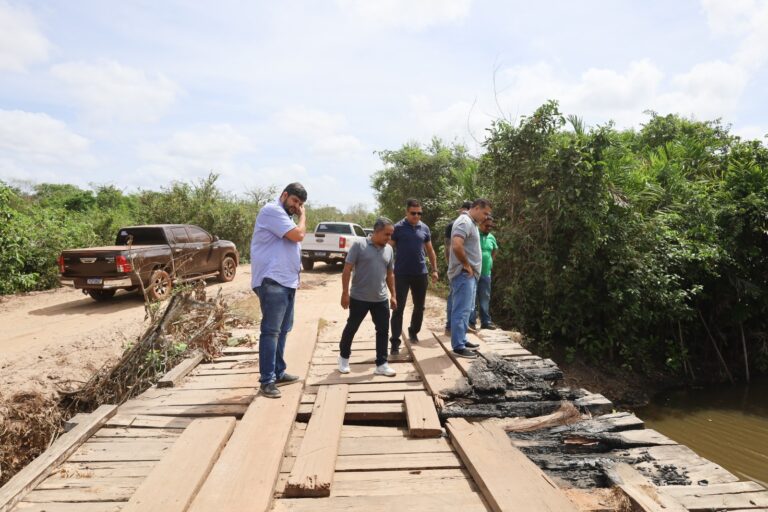 Leia mais sobre o artigo 🚧 *Enquanto alguns agem na maldade, o governo Joãozinho Pavão age com trabalho e compromisso!* *Duas pontes foram incendiadas no Povoado São Francisco, mas a resposta vem com ação: reconstrução e mais progresso para o povo!* 🔥➡️💪