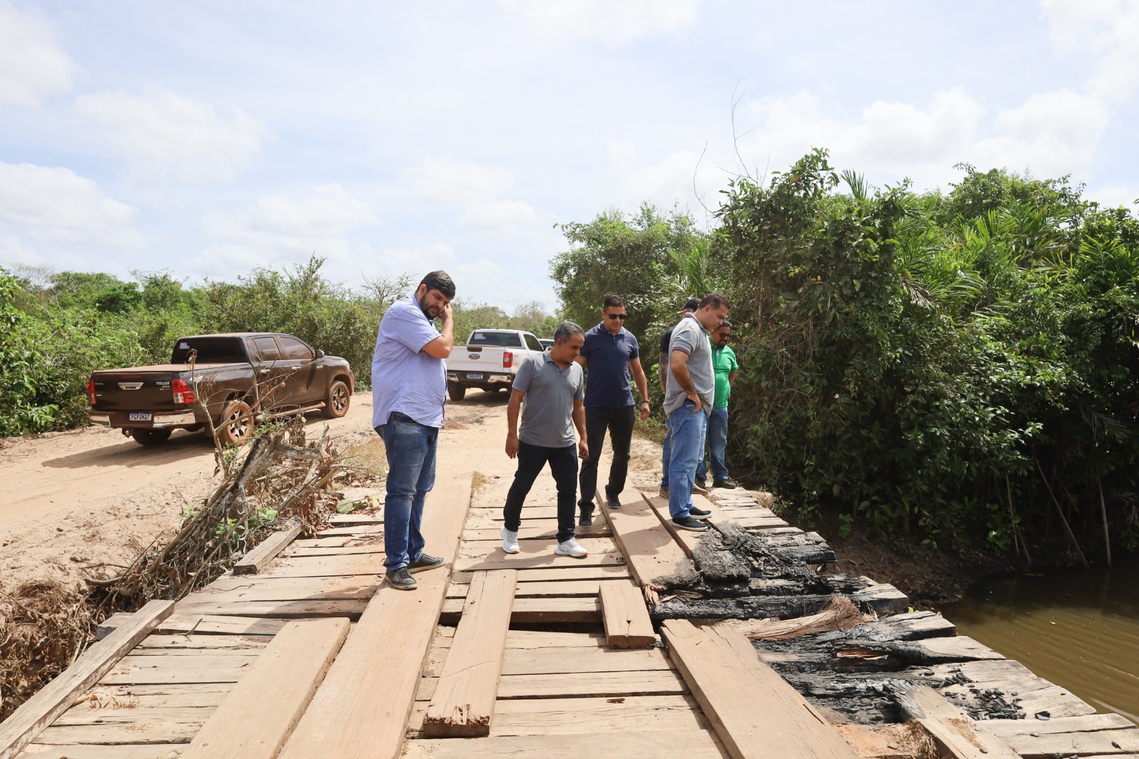 Leia mais sobre o artigo 🚧 *Enquanto alguns agem na maldade, o governo Joãozinho Pavão age com trabalho e compromisso!* *Duas pontes foram incendiadas no Povoado São Francisco, mas a resposta vem com ação: reconstrução e mais progresso para o povo!* 🔥➡️💪