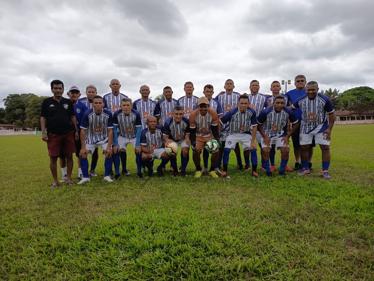 Leia mais sobre o artigo ⚽💪 *A Seleção de Veteranos de Santa Helena está em campo disputando o Campeonato Veterano 50tão e tem um jogo decisivo hoje, em Pinheiro, contra a forte equipe de Zé Doca!*