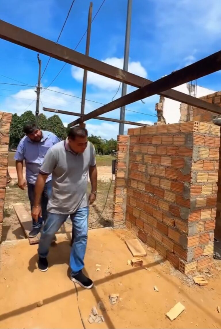 Leia mais sobre o artigo *Sem tempo pra descansar!* *Prefeito Joãozinho Pavão realiza visita técnica às obras do posto de saúde do povoado São Francisco*