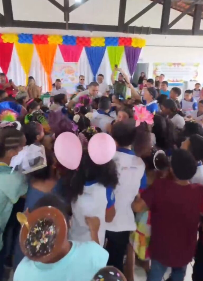 Leia mais sobre o artigo *Um Prefeito do povo e para o povo!* 💙 *O Prefeito Joãozinho Pavão foi recebido com muito carinho pelas crianças do CEF Maria Teresa Carvalho Weba durante a festa do Dia das Crianças.*