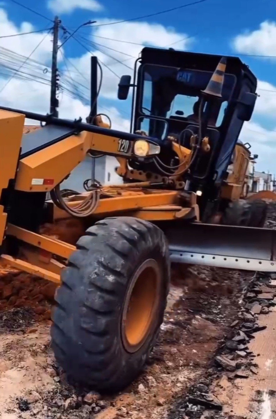 Leia mais sobre o artigo *O sonho do asfalto novo virou realidade no Bairro das Quarentas!* 🛣️✨