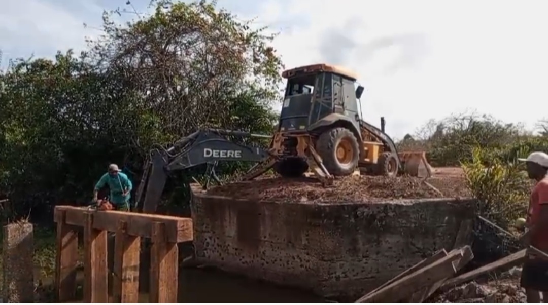 Leia mais sobre o artigo 🔥 *Vandalismo não vai parar Santa Helena!*   *Prefeitura mobiliza esforços para recuperar pontes queimadas por vândalos no Povoado São Francisco!*