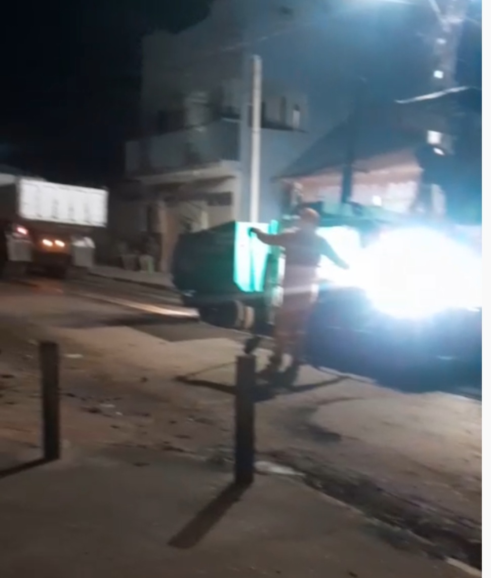 Leia mais sobre o artigo 🔥 *Ritmo acelerado em Santa Helena!* *O prefeito Joãozinho Pavão tá ligado no 220v e o trabalho não para nem um segundo!* 💪🚜