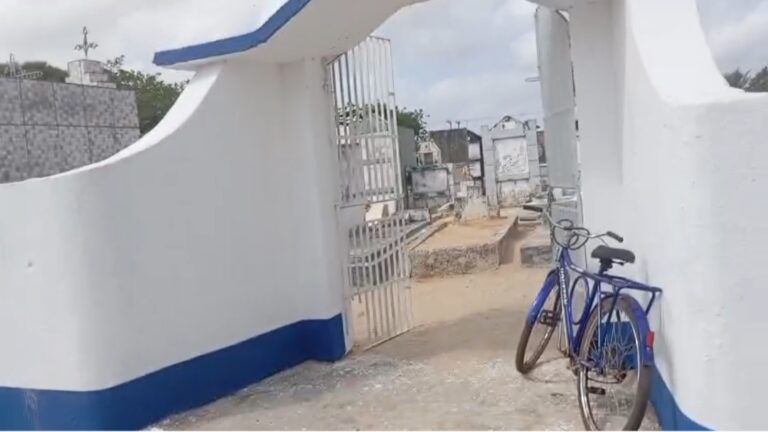 Leia mais sobre o artigo 🧹✨ Prefeitura de Santa Helena intensifica limpeza nos cemitérios para o Dia de Finados!  Esses trabalhos são realizados regularmente durante todo o ano, mas neste período recebem atenção especial pra deixar tudo limpinho e organizado pra visita das famílias. 💐🙏