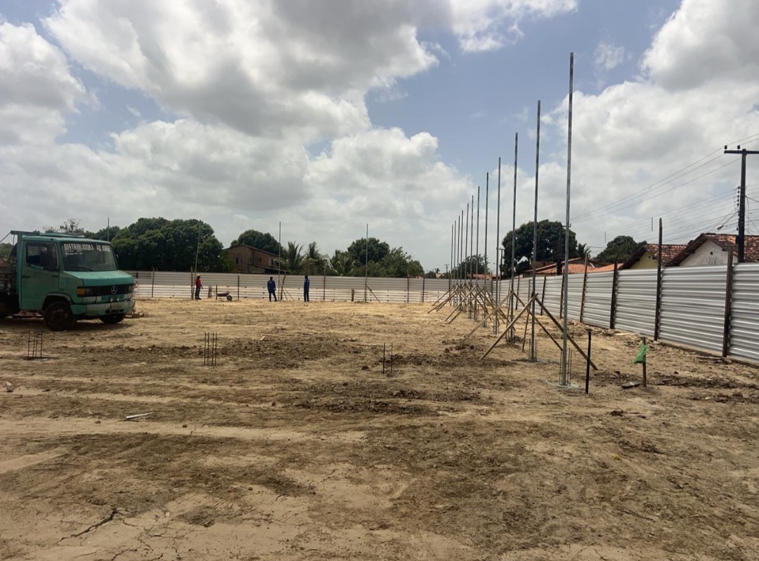 Leia mais sobre o artigo 🏗️ *Obra a todo vapor no Morada Nova!* ⚽🏀  *O andamento da construção do Espaço Esportivo Comunitário no bairro Morada Nova segue em ritmo acelerado!* 💪 *A Prefeitura de Santa Helena não para e continua investindo firme em infraestrutura e lazer para a população.*