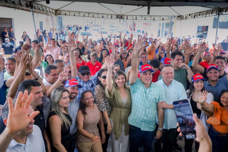 Leia mais sobre o artigo *O prefeito Joãozinho Pavão, ladeado pelo governador Carlos Brandão e pelo secretário Orleans Brandão, arrastou uma verdadeira multidão em Santa Helena* — *exatamente como o INOP já havia confirmado.*  *Presença, força política e aprovação que dá para ver… e ouvir.* 🔥💙